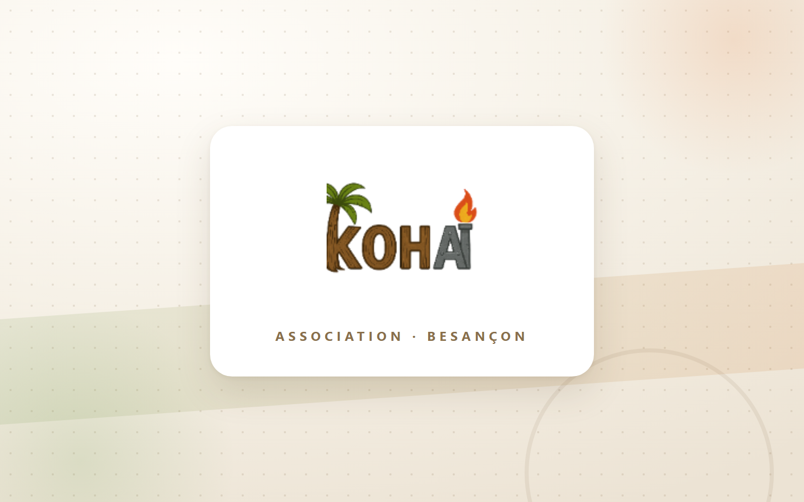 Logo de l’association KOHAI : le mot « KOHAI » en lettres de bois, avec un palmier et une flamme